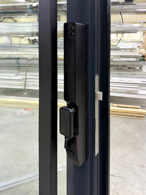 Алюминиевые светопрозрачные двери - биометрический электронный замок Алюминиевые светопрозрачные двери - биометрический электронный замок