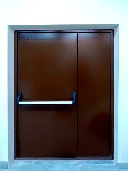 Двустворчатая дверь с ручкой Антипаника Двустворчатая дверь с ручкой Антипаника