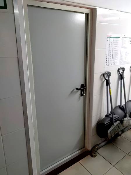 Глухая противопожарная дверь серого цвета Глухая противопожарная дверь серого цвета