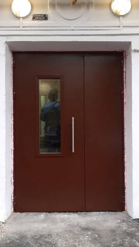 Подъездная дверь (ул. Гвардейская, 19 к1) Подъездная дверь (ул. Гвардейская, 19 к1)