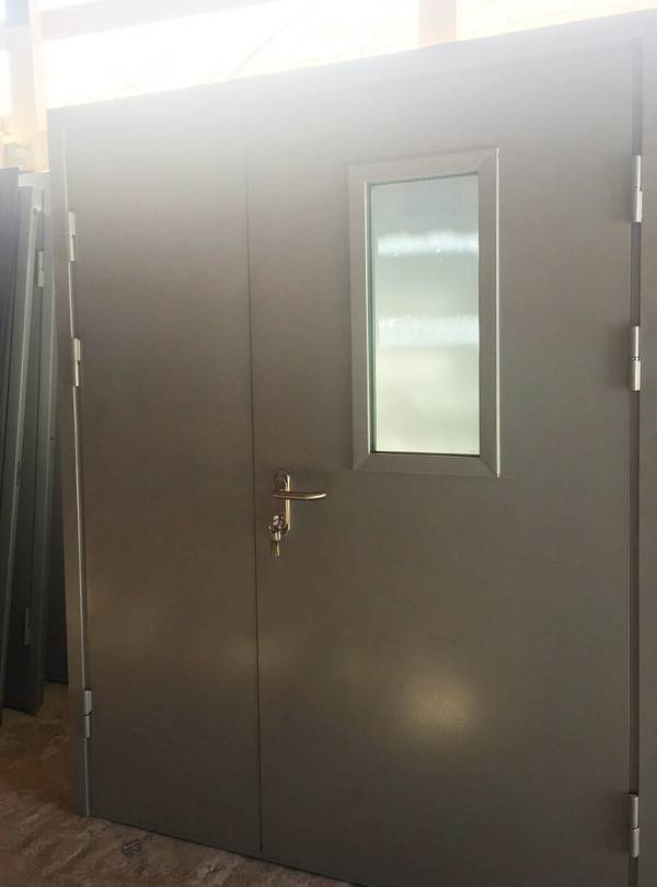 Полуторная серая дверь с противопожарным стеклом